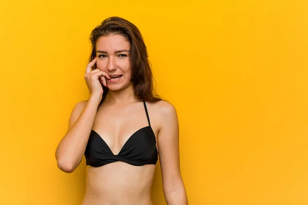Junge Europäerin Bikini Beißt Fingernägel Nervös Und Sehr Ängstlich — Stockfoto