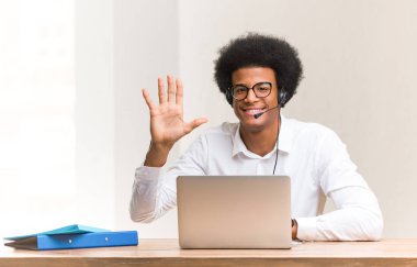 Genç pazarlamacı siyahi adam 5 numarayı gösteriyor.