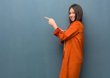 Genç, doğal bir kadın parmaklarıyla kenarı işaret ediyor.