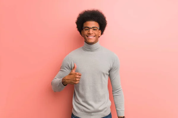 Молодий Афроамериканець Над Рожевою Стіною Посміхається Піднімає Великий Палець Вгору — стокове фото