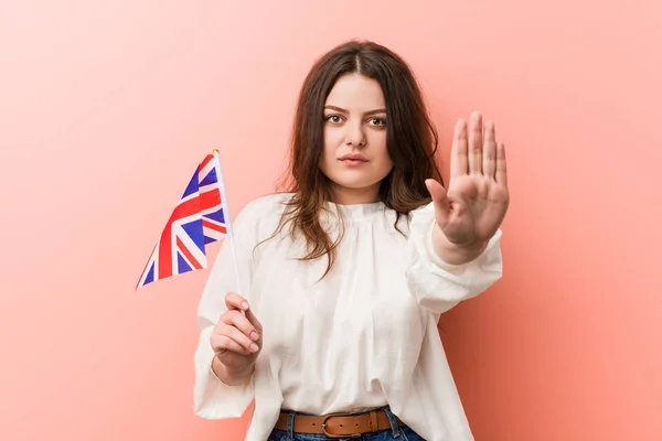 Young Size Curvy Woman Holding United Kingdom Flag Standing Outstretched — 스톡 사진