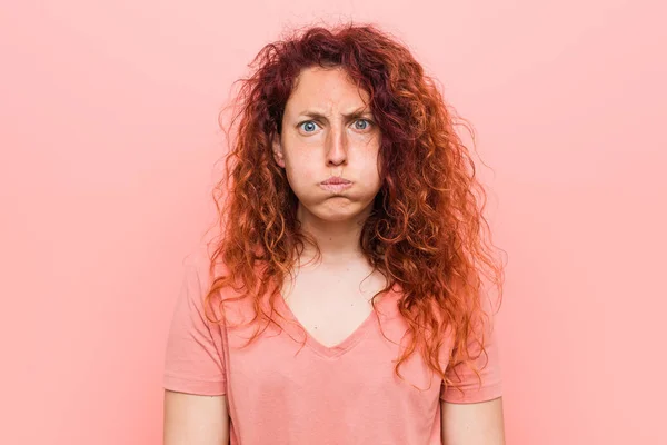 Jovem Mulher Ruiva Natural Autêntica Sopra Bochechas Tem Expressão Cansada — Fotografia de Stock