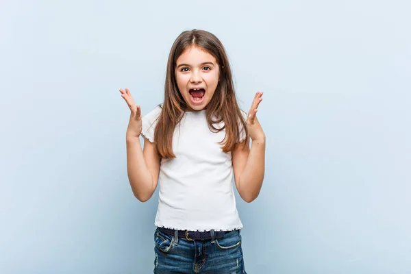 Fille Mignonne Célébrant Une Victoire Succès — Photo