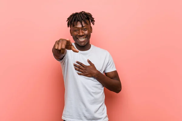 Mladý Africký Černoch Ukazuje Palcem Pryč Směje Bezstarostně — Stock fotografie