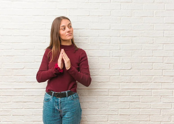 Jonge Cool Vrouw Een Bakstenen Muur Het Bedenken Van Een — Stockfoto