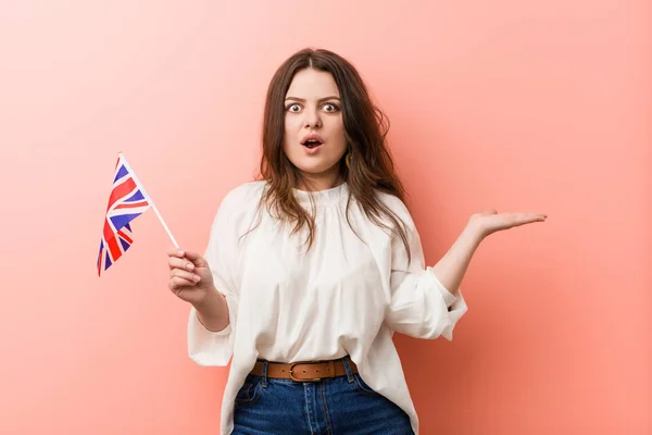 Jong Size Bochtige Vrouw Met Een Verenigd Koninkrijk Vlag Onder — Stockfoto