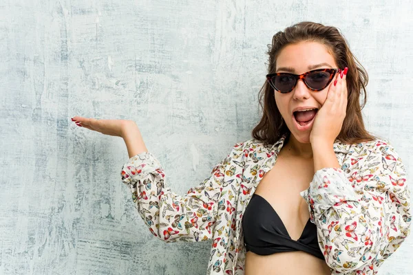 Young European Woman Wearing Bikini Holds Copy Space Palm Keep — 스톡 사진