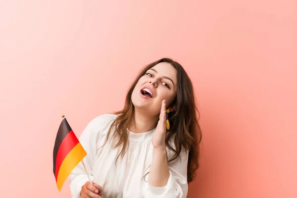 Молода Пишна Жінка Плюс Розмір Тримає Німецький Прапор Кричить Збуджений — стокове фото