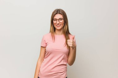 Genç Rus doğal kız gülümseyen ve büyütmek başparmak yukarı