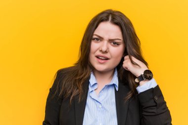 Beyaz tenli genç bir iş kadını işaret parmağıyla hayal kırıklığı gösteriyor..