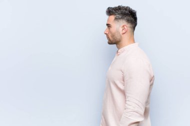 Genç yakışıklı havalı adam sola bakıyor, yandan poz veriyor..