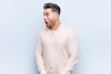 Genç yakışıklı adam gördüğü bir şey yüzünden şoka uğruyor..