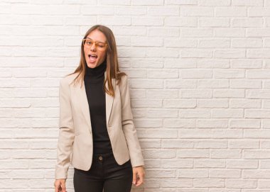 Genç ve güzel girişimci kadın göz kırpıyor, komik, dost canlısı ve kaygısız.