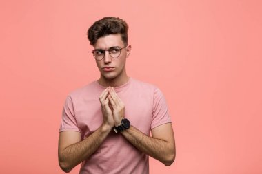 Kafkasyalı genç adam bir plan yapıyor, bir fikir kuruyor..