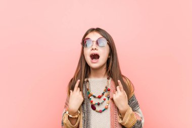 Küçük hippi kız boş bir boşluk gösteren kadar her iki ön parmak ile gösterir.