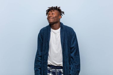 Genç Afrikalı siyah adam pijama giyip amaçlarına ve amaçlarına ulaşmak istiyor.