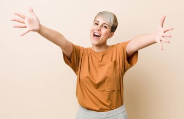 Kısa saçlı genç ve cüsseli bir kadın kameraya sarıldığı için kendinden emin..