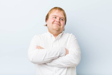 Genç otantik kızıl saçlı şişman adam çapraz kolları ile emin gülümseyen.