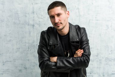 Genç rockçı adam gülüyor ve eğleniyor.