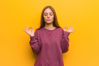 Yoga yapan sıradan bir genç kadın.