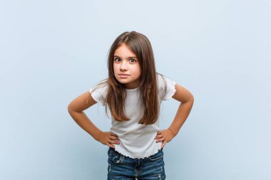 Sevimli kız çok kızgın birini azarlama.