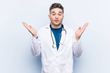 Genç yakışıklı doktor şaşırdı ve şok oldu..