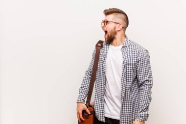 Genç, modern iş adamı fotokopi odasına doğru bağırıyor.