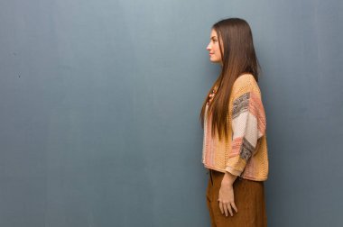 Genç hippi kadın önde olmak istiyor.