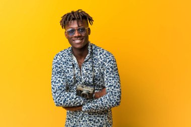 Genç siyahi Rasta tatilci kılıklı adam gülüyor ve eğleniyor..