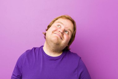 Genç otantik kızıl saçlı şişman adam hedefleri ve amaçları ulaşma hayal