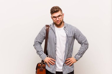 Genç ve modern iş adamı ellerini kalçasından ayırmıyor..