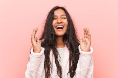 Genç Hintli kadın pijama giyip çok gülüyor. Mutluluk kavramı.