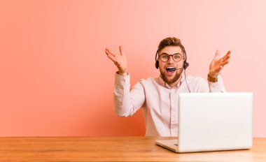 Çağrı merkezinde çalışan genç bir adam hoş bir sürpriz alıyor, heyecanlı ve el kaldırıyor..