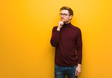 Şüphe ve karışık bir genç adam akıllı