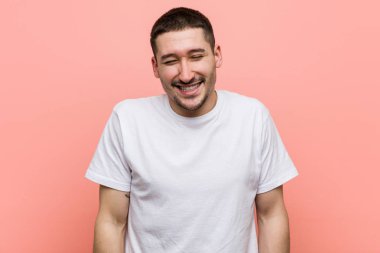 Genç adam güler, gözlerini kapatır, rahat ve mutlu hisseder..