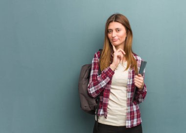 Genç öğrenci Rus kadın şüphe ve karışık