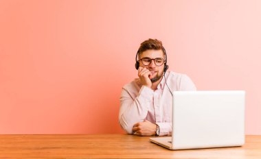 Çağrı merkezinde çalışan genç adam rahatlamış fotokopi odasına bakan bir şey düşünüyor..