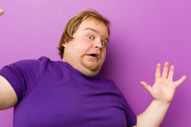 Genç otantik kızıl saçlı şişman adam yakın bir tehlike yüzünden şoka uğruyor.