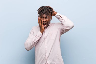Genç iş adamı Afrikalı sızlanan ve ağlayan siyah adam huzursuz.
