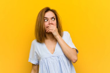 Genç ve güzel bir bayan ağzını eliyle kapatan bir fotokopi odasına bakıyor..