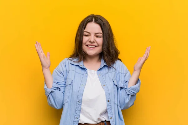 Jovem Curvilínea Tamanho Mulher Alegre Rindo Muito Conceito Felicidade — Fotografia de Stock