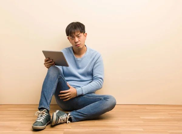 Giovane Uomo Cinese Seduto Usando Suo Tablet Rimproverando Qualcuno Molto — Foto Stock