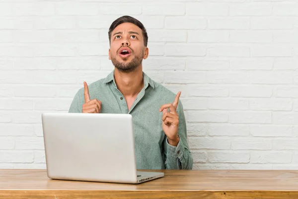 Jonge Filipino Man Zitten Werken Met Zijn Laptop Wijzend Ondersteboven — Stockfoto