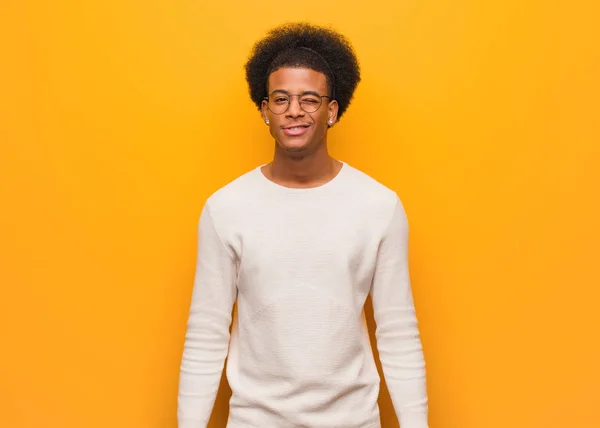 Jovem Homem Americano Africano Sobre Uma Parede Laranja Piscando Engraçado — Fotografia de Stock