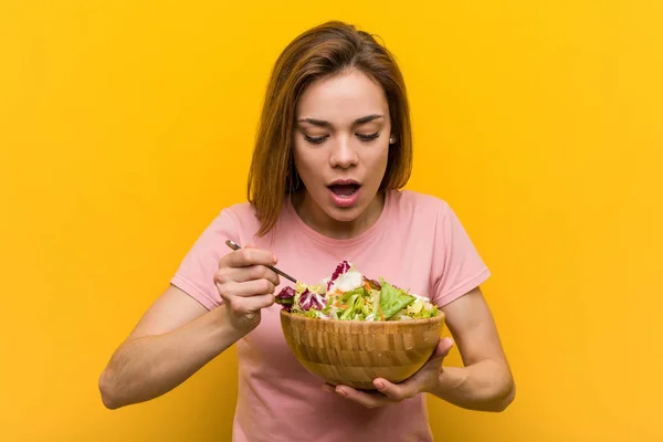Vegan young woman eating a fresh and delicious salad. — Stock Photo, Image