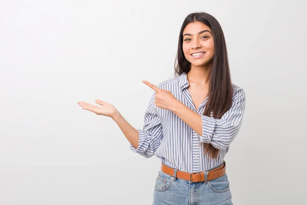 Joven Mujer Árabe Bonita Emocionada Sosteniendo Espacio Copia Palma —  Fotos de Stock