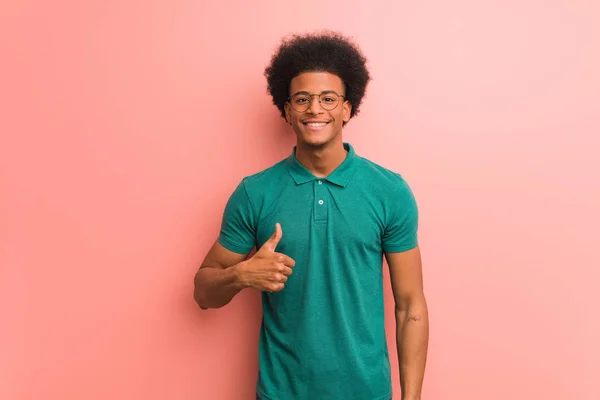 Giovane Uomo Afro Americano Muro Rosa Sorridente Alzando Pollice Verso — Foto Stock