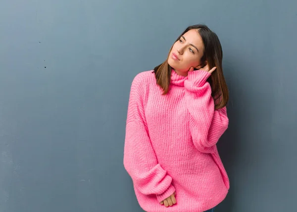 Joven Mujer Moderna Tratar Escuchar Chisme — Foto de Stock