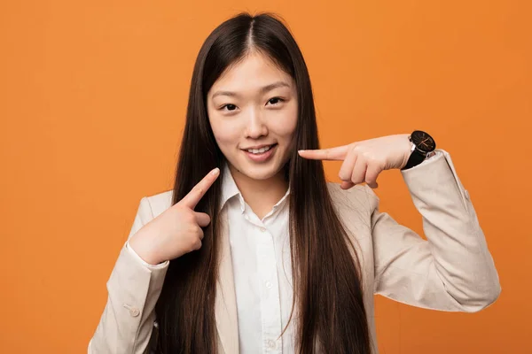 Junge Business Chinesin Lächelt Und Zeigt Mit Dem Finger Auf — Stockfoto