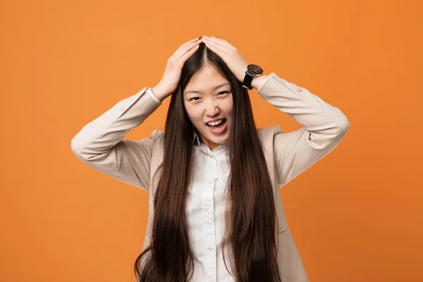 Joven Mujer China Negocios Ríe Alegremente Manteniendo Las Manos Cabeza — Foto de Stock